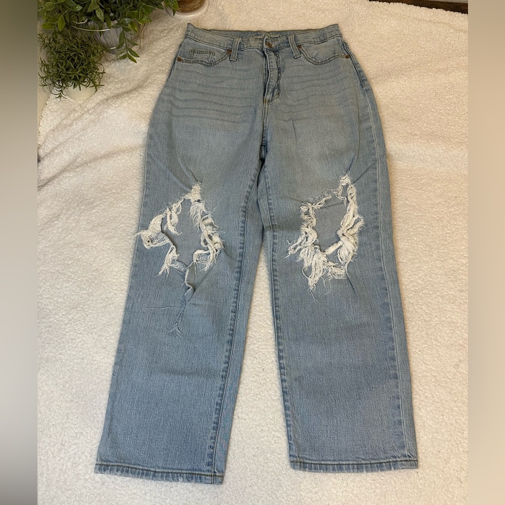 Universal Thread vintage straight distressed jeans size 6 28